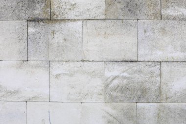 Yaşlı eski kırmızı beyaz gri tuğla duvar doku beton yatay arka plan yok. Eski püskü kentsel dağınık Brickwall yapısı. Hasarlı sıva ile taş .