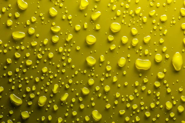 Gocce d'acqua su giallo — Foto Stock