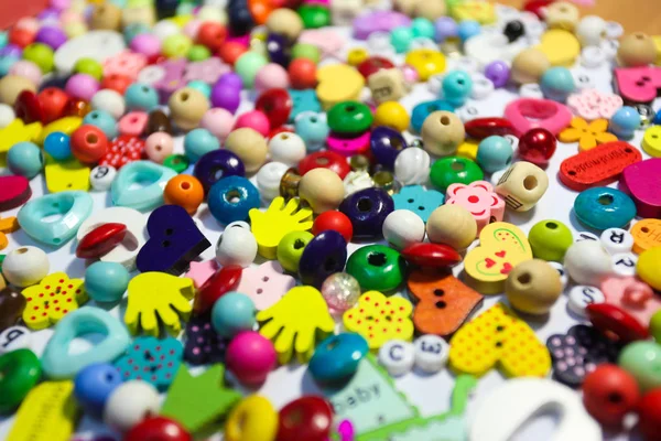 Perlas de fondo. Retro Top View Colorido montón de bolas. fondo infantil . — Foto de Stock