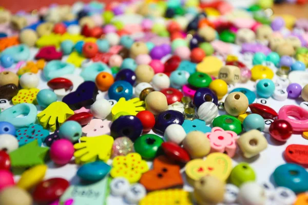 Perlas de fondo. Retro Top View Colorido montón de bolas. fondo infantil . — Foto de Stock