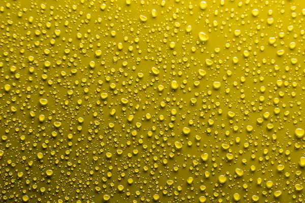 Gocce d'acqua su giallo — Foto Stock