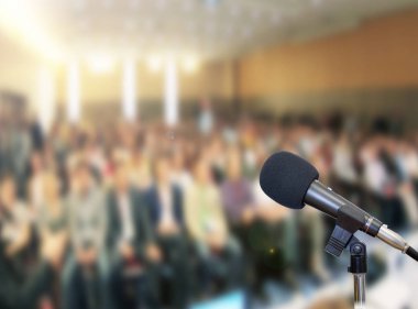 Sahnede oditoryumun arka planına karşı mikrofon