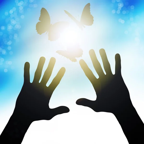 Le mani raggiungono il sole, liberando le farfalle — Foto Stock