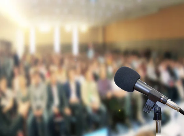 Micrófono en el escenario sobre un fondo de auditorio —  Fotos de Stock