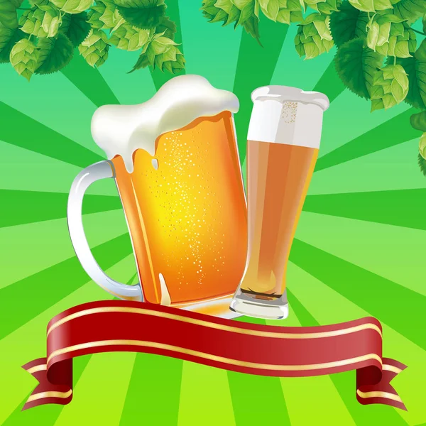 Ładne szklanki piwa na jasnym tle zielony — Zdjęcie stockowe