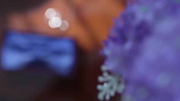 Cambiar el plan de flores a mariposas y anillos de boda — Vídeos de Stock