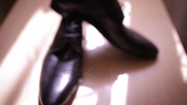 Vacker glänsande svarta skor — Stockvideo