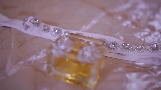 Perfumy i biżuteria na ślub akcesoria narzeczona z bliska Suknie ślubne — Wideo stockowe