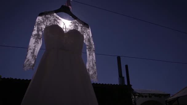 Vestido branco do casamento no sol — Vídeo de Stock