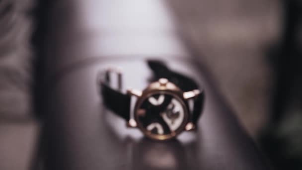 Mens relojes, accesorios de boda novio primer plano — Vídeos de Stock