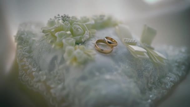 Anéis de casamento deitado na almofada branca — Vídeo de Stock