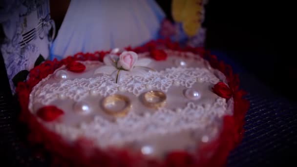 Anillos de boda acostados en un cojín blanco — Vídeos de Stock