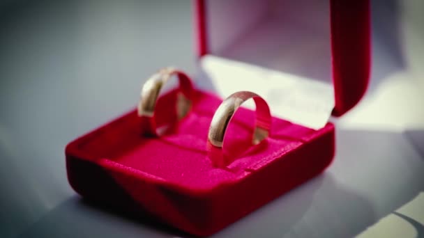Anéis de casamento em caixa vermelha — Vídeo de Stock