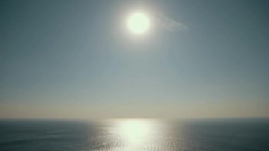 mavi deniz güneşli havalarda