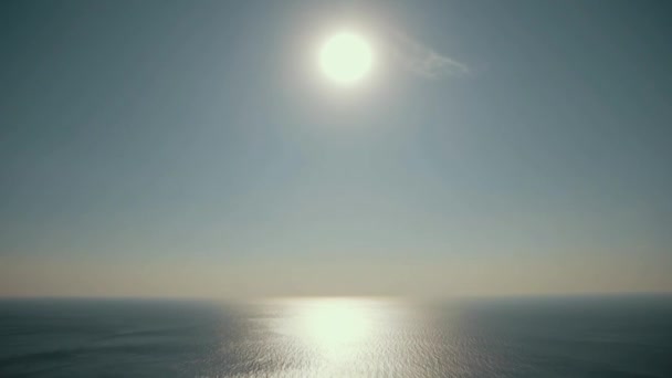 Голубое море в солнечную погоду — стоковое видео