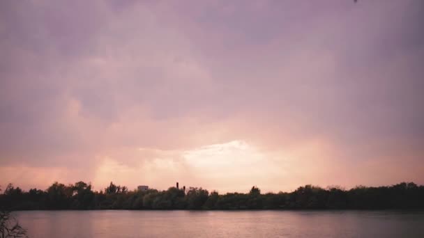 Um belo pôr do sol do sul, margem do rio com árvores — Vídeo de Stock