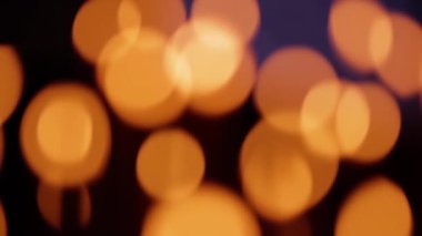 Ortodoks kilise mum Are içinde ışık kilisede bir mum simgesi yanan insanlar gelmek