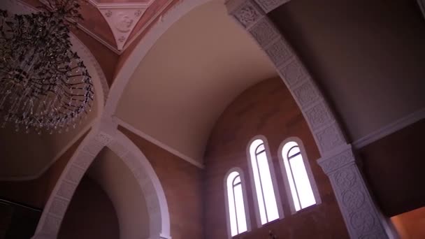 Schöne Kathedrale im Inneren — Stockvideo