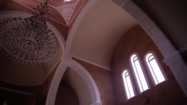 Όμορφο καθεδρικό ναό στο εσωτερικό θέα — Αρχείο Βίντεο