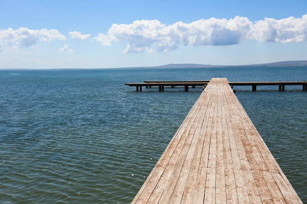 Houten pier die zich uitstrekt in de zee — Stockfoto