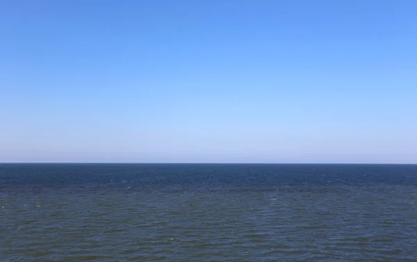 Сонячне небо і спокійний блакитний океан — стокове фото