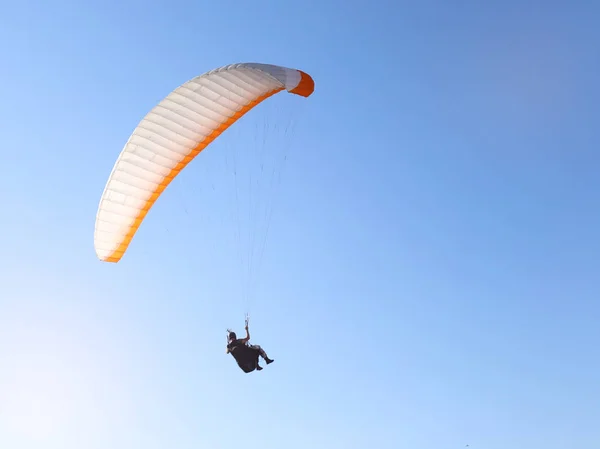 푸른 하늘 배경에서 글라이더에 비행 하는 남자 — 스톡 사진