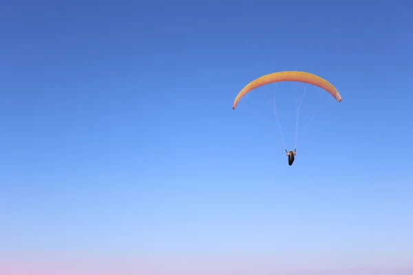 남자는 하늘에 패러글라이더에 날고 있다 — 스톡 사진