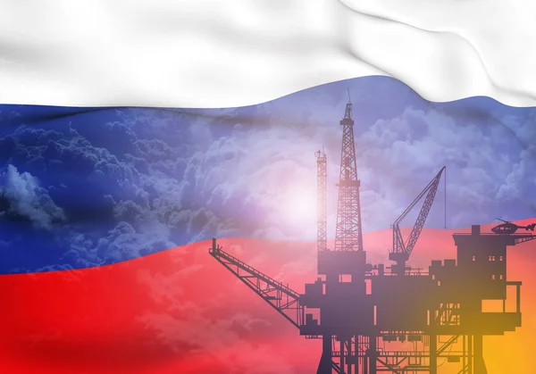 Нефтяной насос на фоне флага России — стоковое фото