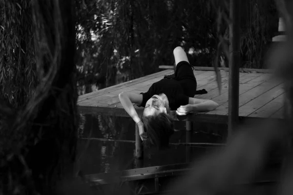 Retrato ao ar livre de uma adolescente triste olhando pensativo sobre os problemas, o conceito de tristeza, solidão — Fotografia de Stock