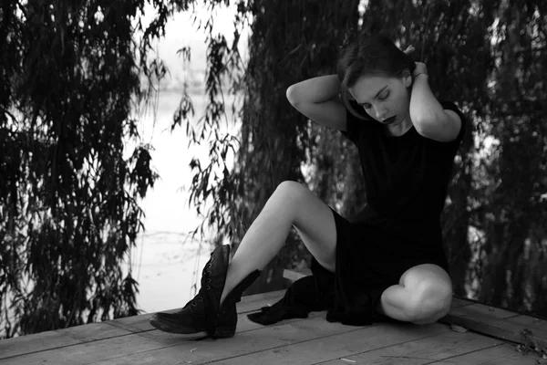 Retrato al aire libre de una adolescente triste que mira pensativo sobre los problemas, el concepto de tristeza, soledad — Foto de Stock