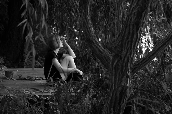 Retrato al aire libre de una adolescente triste que mira pensativo sobre los problemas, el concepto de tristeza, soledad — Foto de Stock
