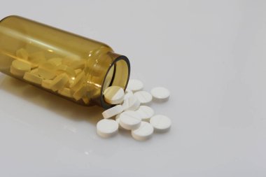 Tatlı beyaz arka plan üzerinde beyaz hap