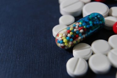 Renkli hapları closeup koyu mavi zemin üzerine