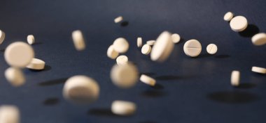 Beyaz tıp hapları üzerinde beyaz izole bırak