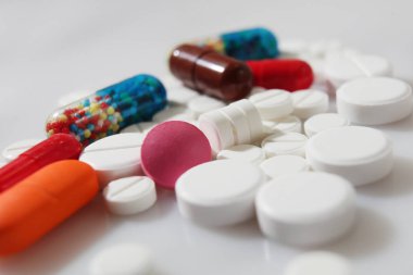 Beyaz arka plan üzerinde renkli hapları portre