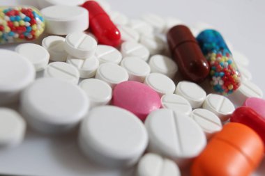 Beyaz arka plan üzerinde renkli hapları portre