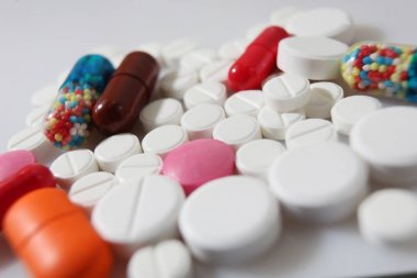 Beyaz arka plan üzerinde renkli hapları portre