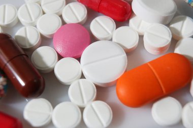 Beyaz arka plan üzerinde renkli hapları portre