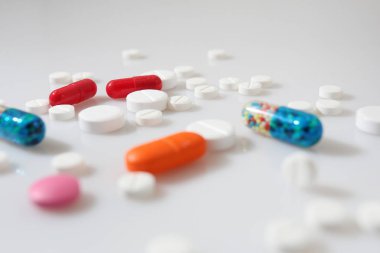 Beyaz arka plan üzerinde renkli hapları portre