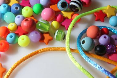 renkli boncuklar ve beyaz arka plan iş parçacığında