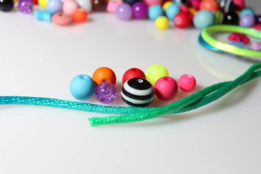 renkli boncuklar ve beyaz arka plan iş parçacığında