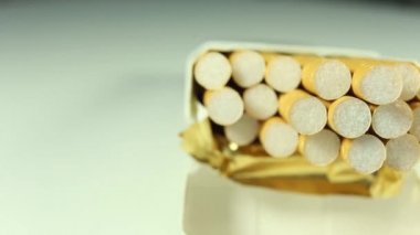 bir paket sigara yakın çekim döndürmek saat yönünde