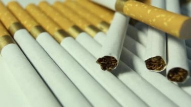 Sigara closeup saat yönünde döndür