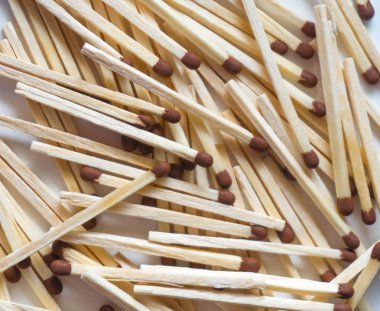 Beyaz arka plan üzerinde ahşap maçlar yakın çekim