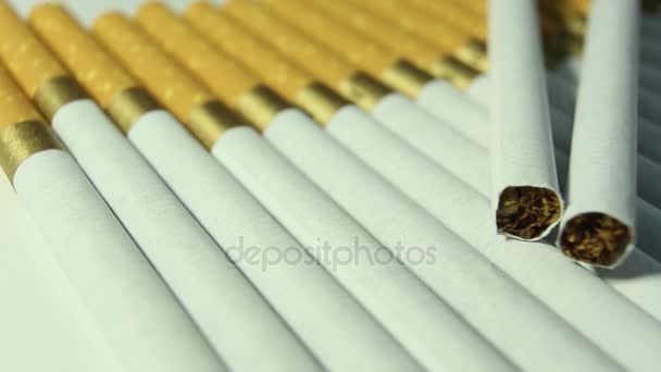 Сигареты крупным планом вращаются по часовой стрелке — стоковое видео