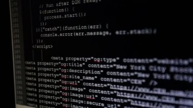 Ekrandaki ilk kodları girilir. Kaynak kodu metin bilgisayar programı