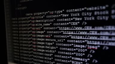 Ekrandaki ilk kodları girilir. Kaynak kodu metin bilgisayar programı