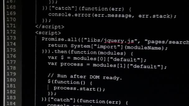 Na monitoru jsou zadány počáteční kódy. Zdrojový kód text počítačového programu — Stock video