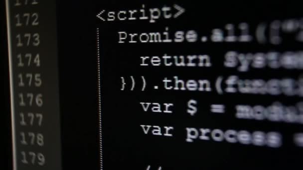 Visualización del flujo de texto de las instrucciones del código fuente de un programa informático en la pantalla del PC. símbolos blancos, fondo negro . — Vídeo de stock