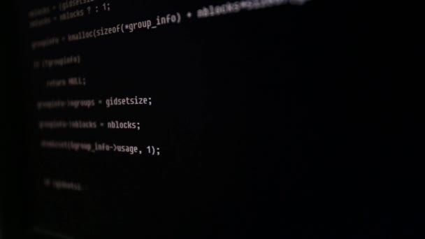 在屏幕上检测到黑客攻击。屏幕被设置计算机与代码程序黑客攻击 — 图库视频影像
